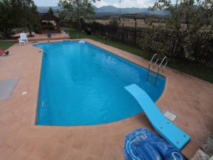 Επικάλυψη πισίνας με βαφή
