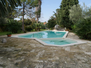 Επικάλυψη πισίνας με βαφή