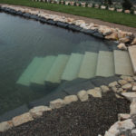 Φυσική λίμνη με σκαλοπάτια