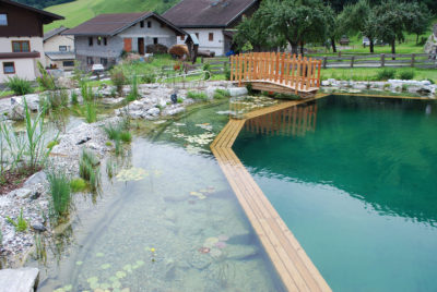 γεφυρακι σε φυσικη πισινα