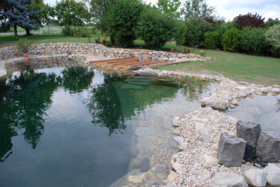 κατασκευή ντεκ σε φυσικη πισινα