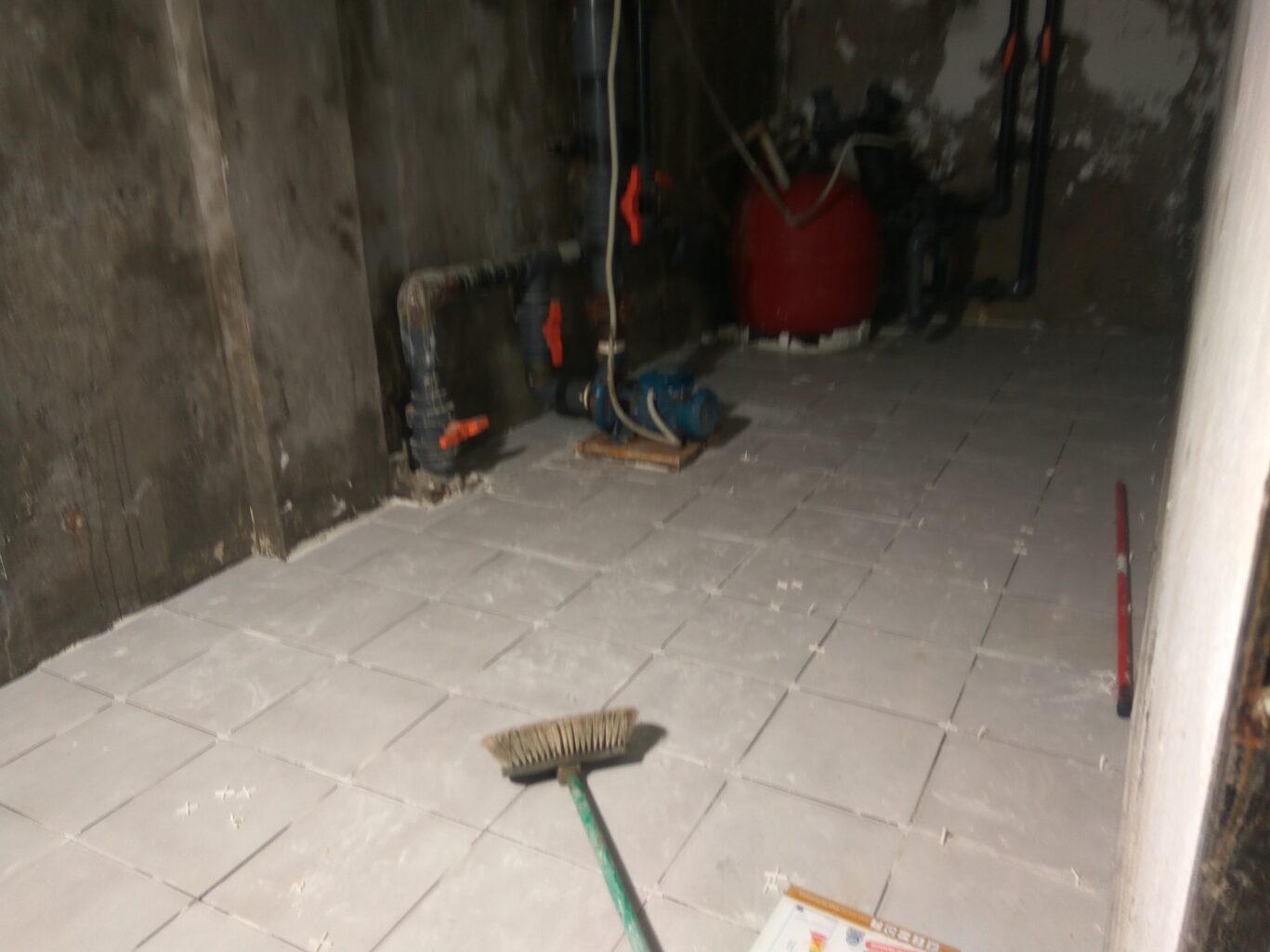 περασμα πλακακια σε μηχανοστασιο